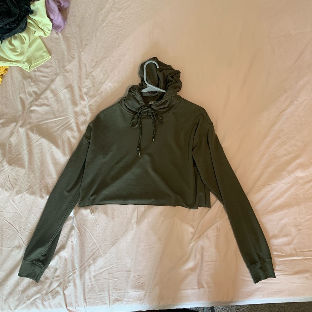FOREVER 21 OLIVE GREEN HOODIE CROP TOP